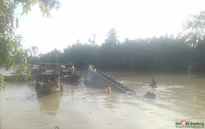 Tiền[-]Giang:[-]Sà[-]lan[-]chở[-]cát[-]bị[-]chìm,[-]tràn[-]dầu[-]gây[-]ô[-]nhiễm[-]môi[-]trường